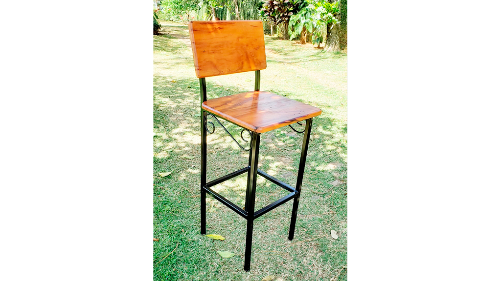 01 – Banqueta alta estrutura em ferro com madeira