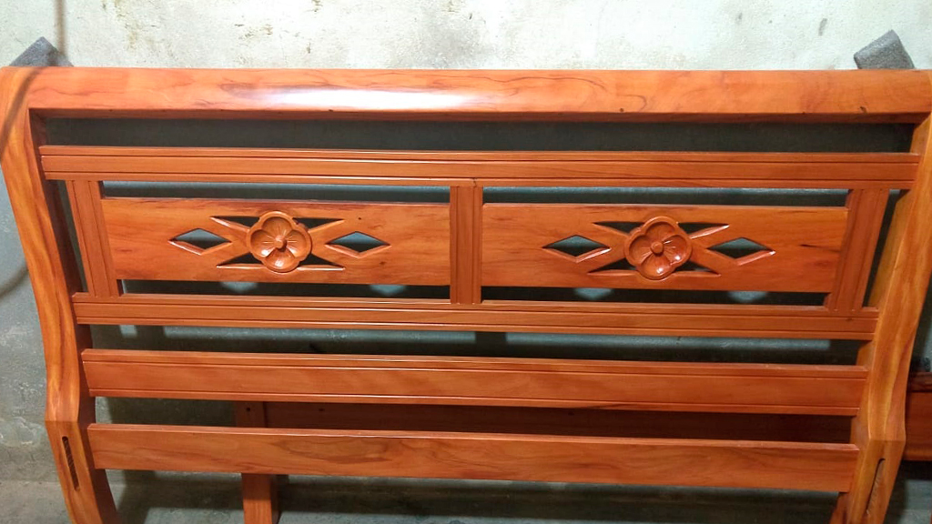 03 – Cama com cabeceira entalhada “Flor”