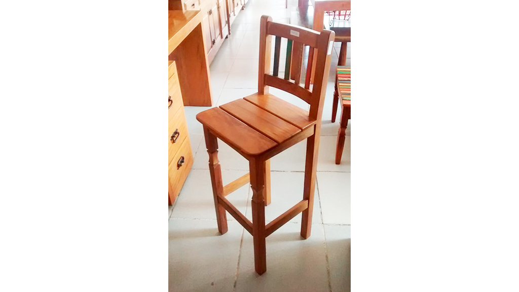 04 – Banqueta alta em peroba rosa pés com detalhes decorativos