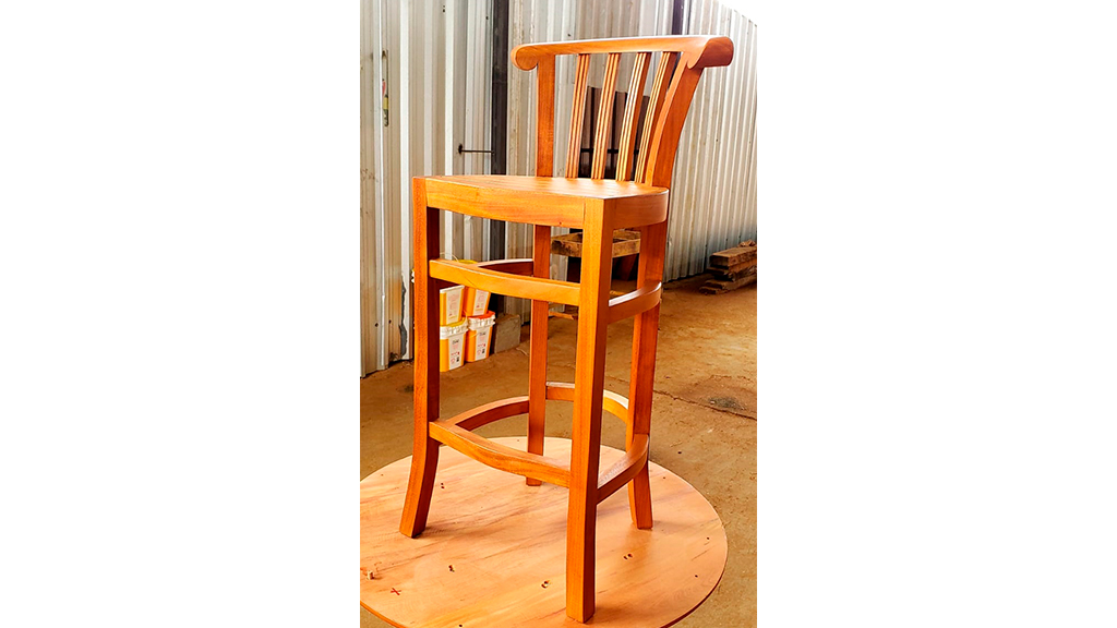 05 – Banqueta alta modelo Bali em madeira vinhático