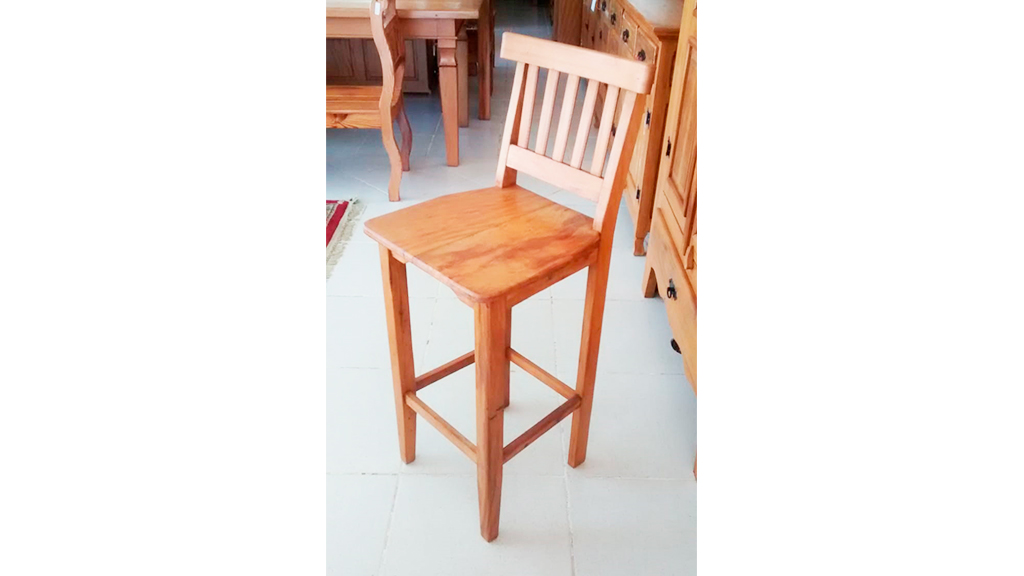 06 – Banqueta alta em Peroba Rosa