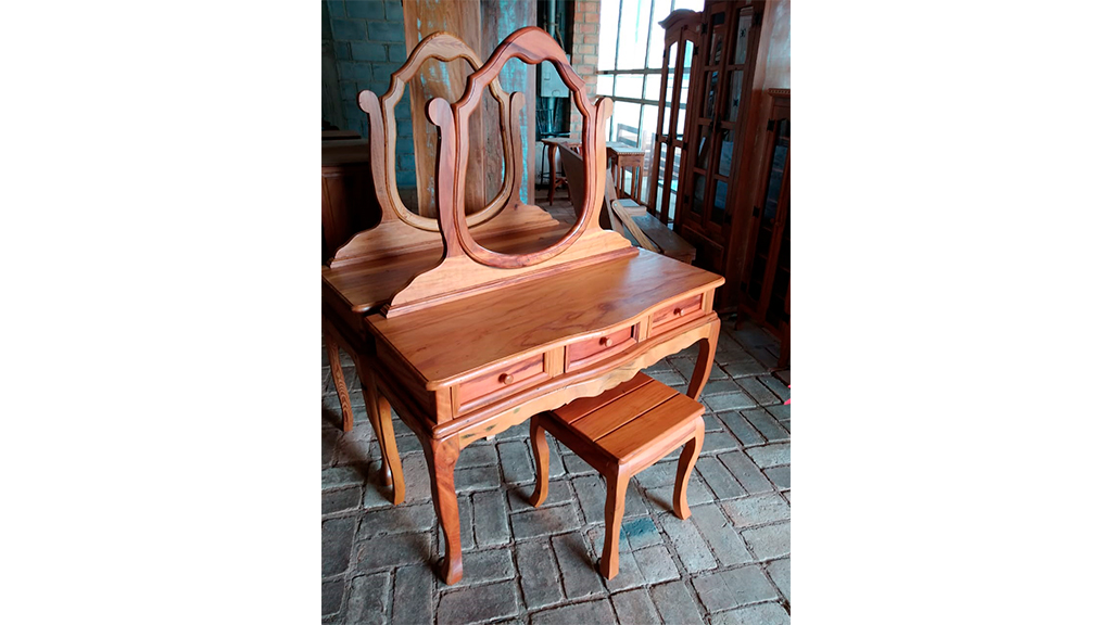 06 – Penteadeira com banqueta em peroba rosa