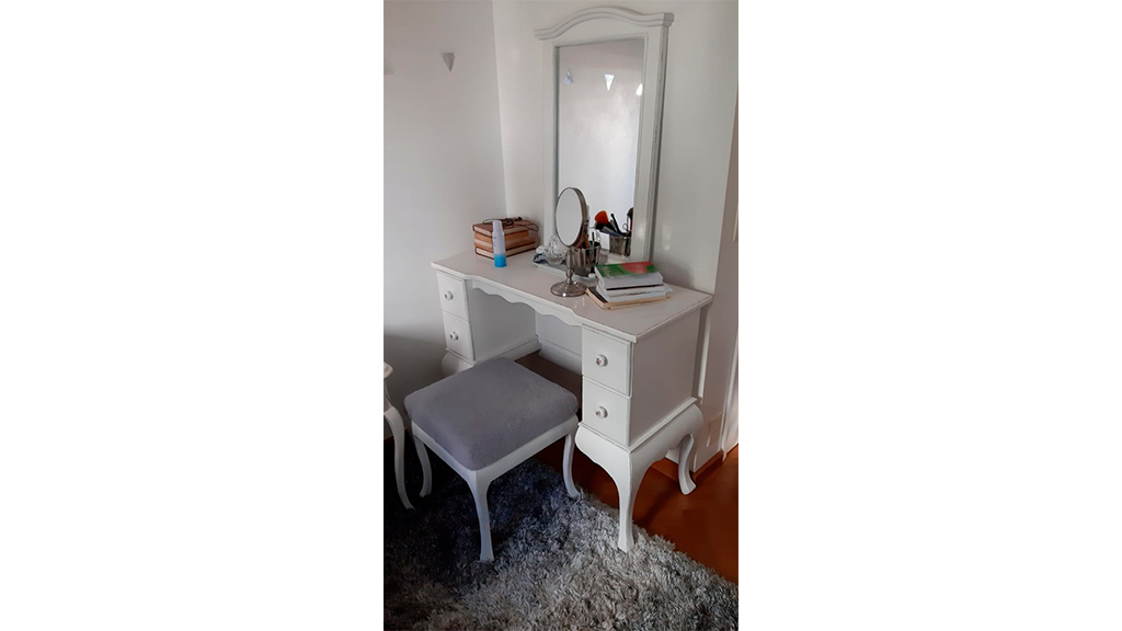 07 – Penteadeira com banqueta em laca branca