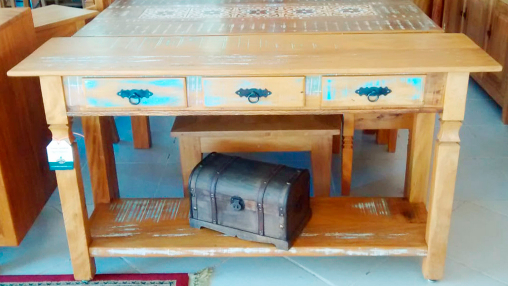 07 – Aparador 3 gavetas com tampo inferior