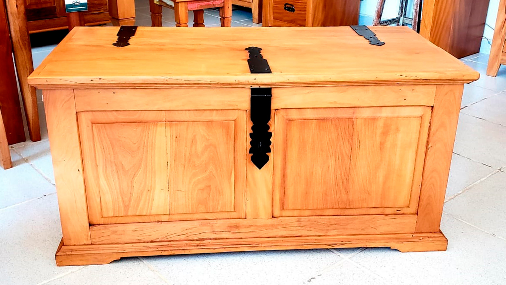 10 – Baú clássico almofadado com ferragens