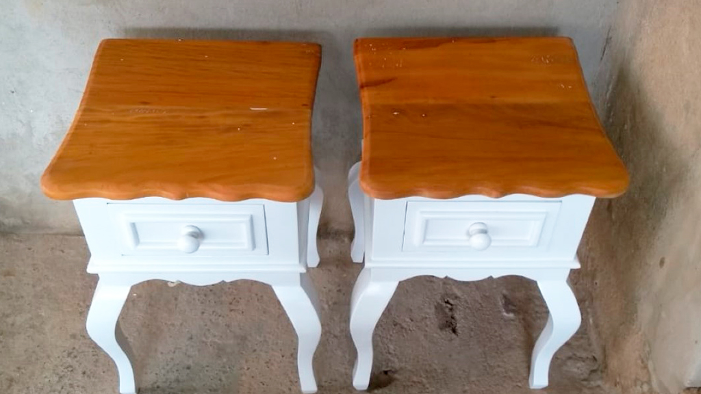 108 – Mini Criado tampo recortado pés clássicos