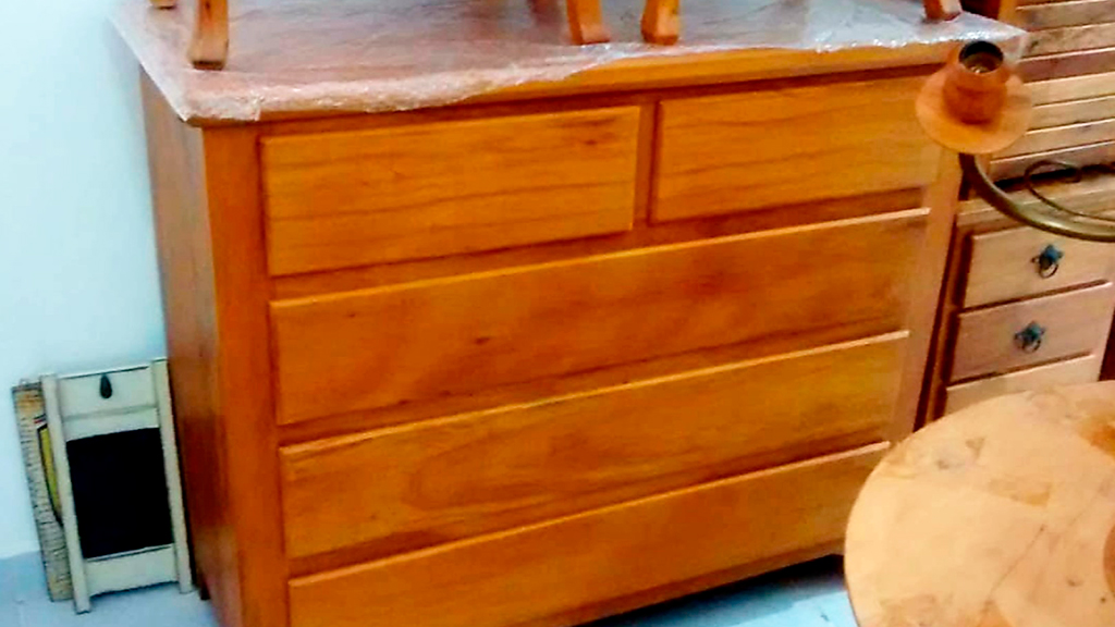 121 – Cômoda clássica em Peroba Rosa 5 gavetas