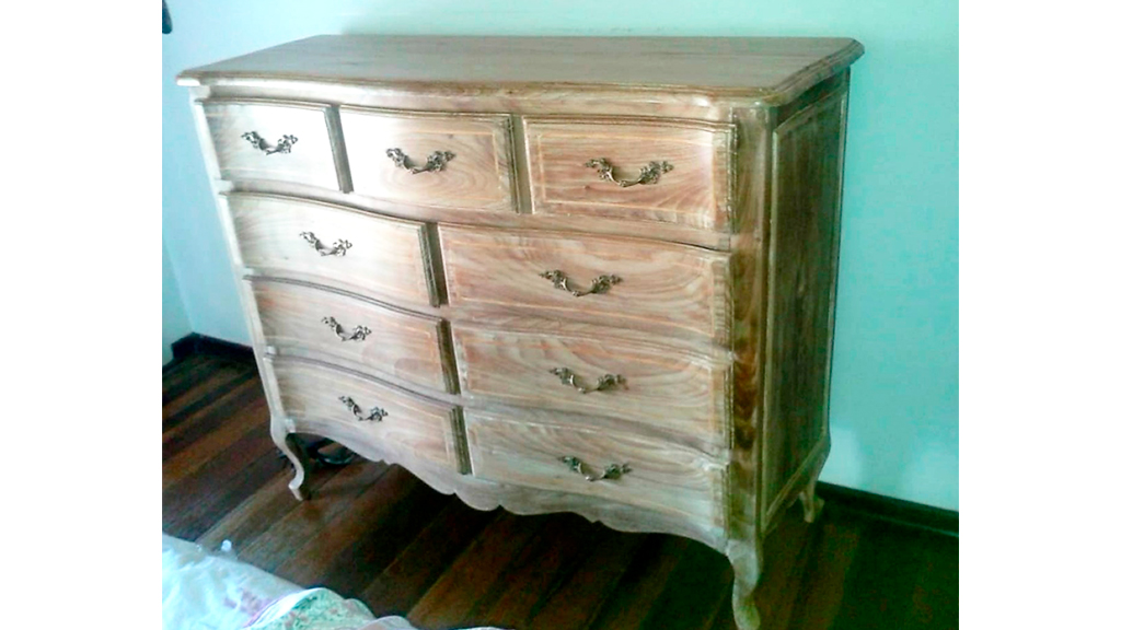 125 – Cômoda Bombeé – 9 gavetas e acabamento em pátina