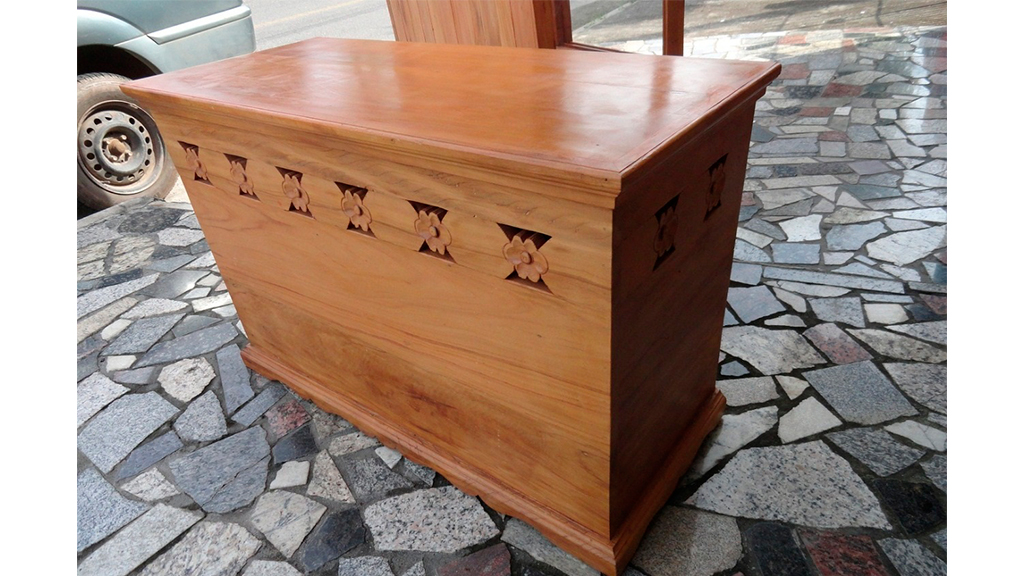 13 – Baú com entalhes