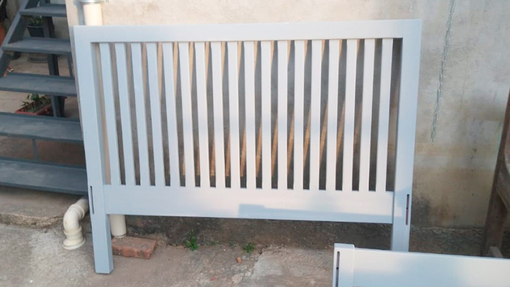 139 – Cama linha reta com réguas verticais – laca branca
