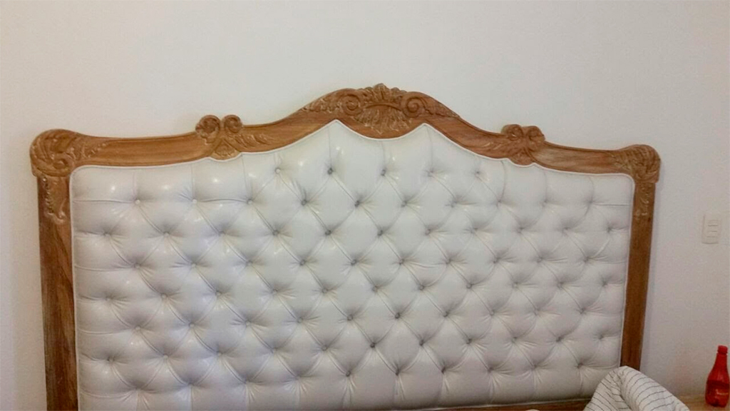 140 – Cabeceira de Cama delicado entalhe com Capitoneé