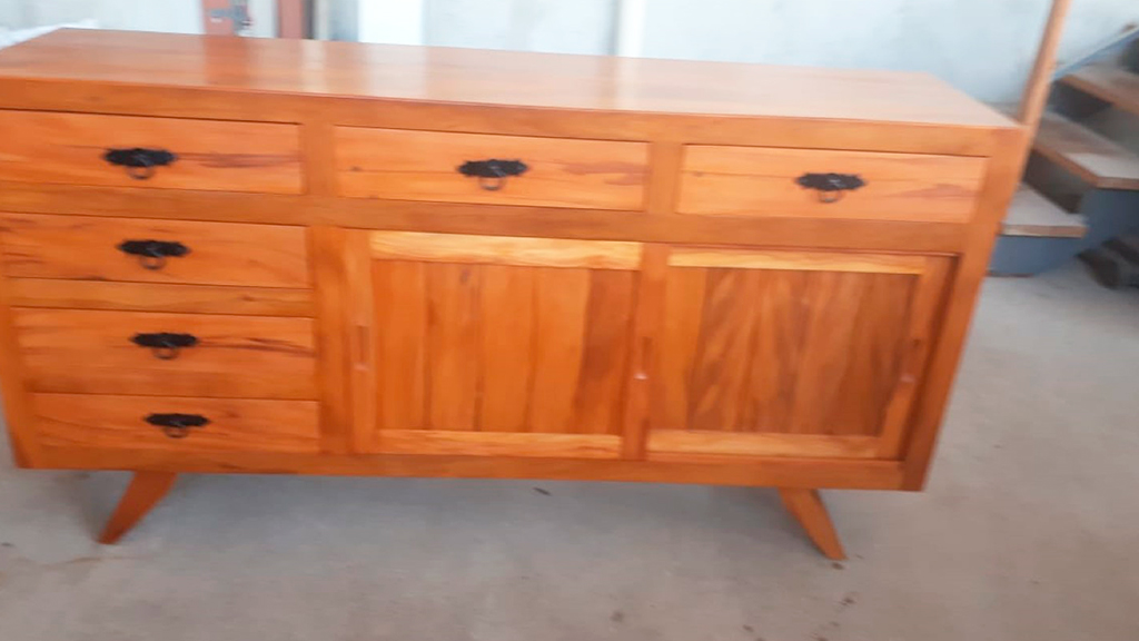 19 – Buffet com pés “Retrô” – 6 gavetas + 2 portas