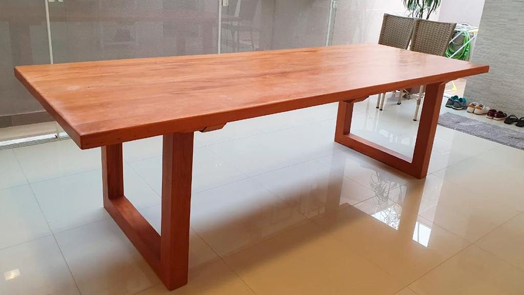 28 – Mesa peroba rosa com pés design reto