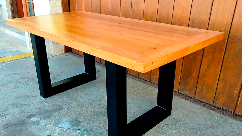 32 – Mesa moderna pés em ferro modelo  quadro