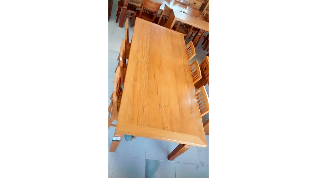 33 – Mesa retangular em peroba rosa 2,50 x 1,00m