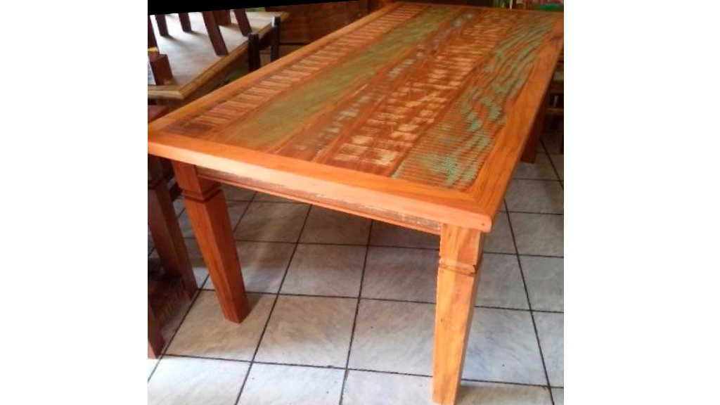 35 – Mesa em peroba rosa – tampo com tábuas contendo restos de tintas originais