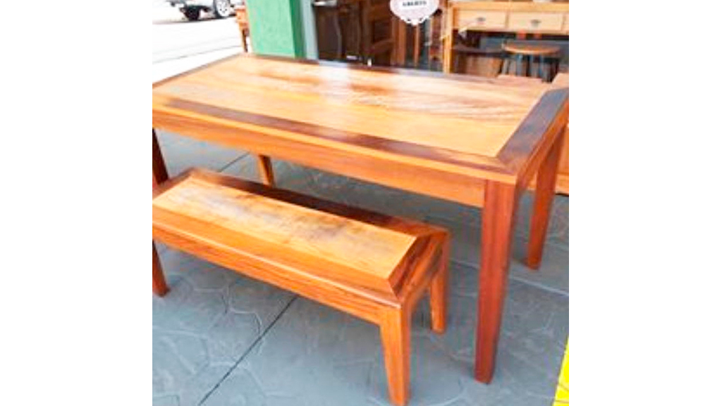 36 – Mesa linha reta com pés afilados em 2 madeiras