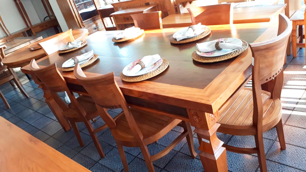 39 – Mesa em Peroba Rosa com centro do tampo em Itauba