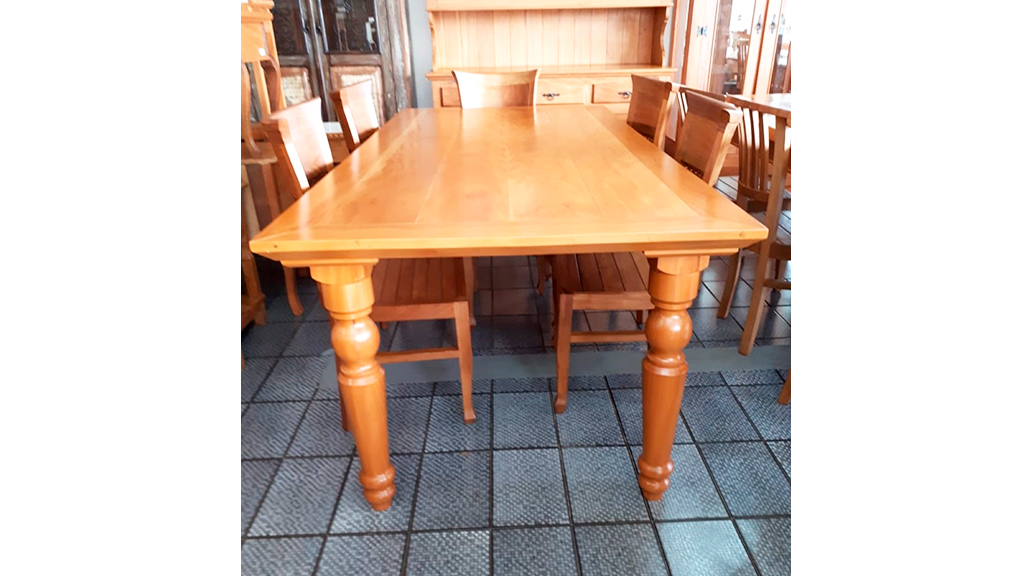 41 – Mesa pés torneados e borda afilada 2,20 m