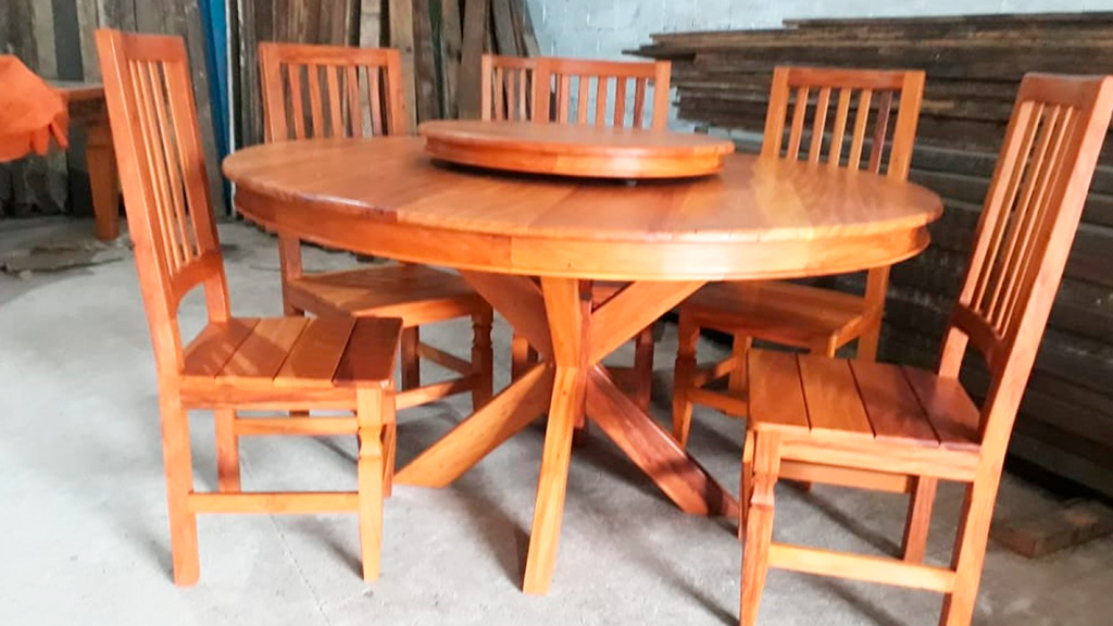 42 – Mesa redonda pés cruzados em X