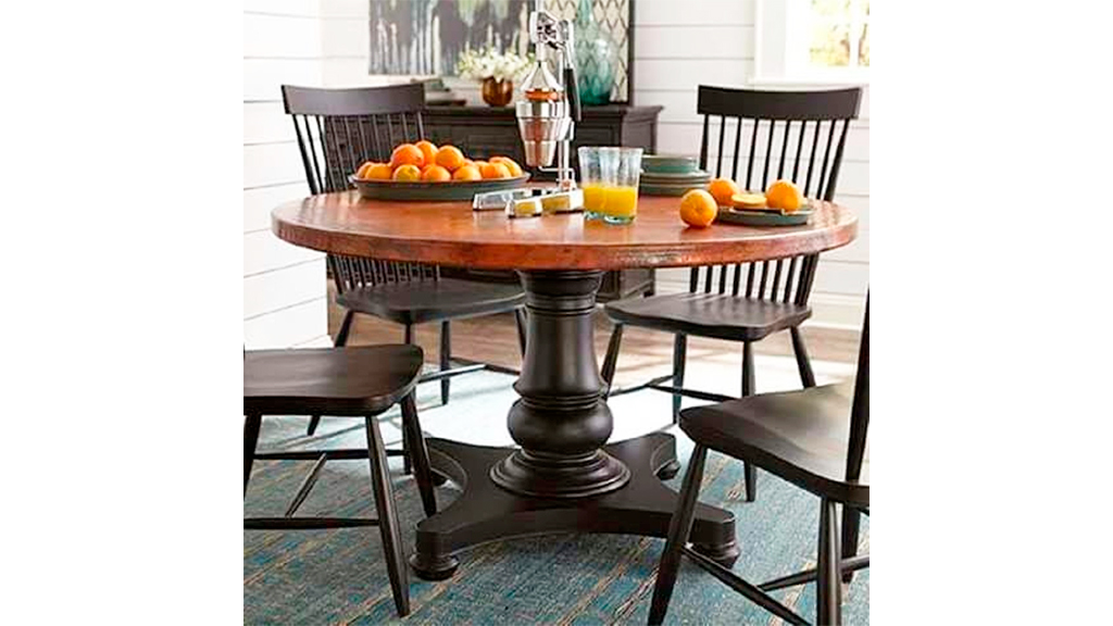 44 – Mesa redonda com pé torneado e trabalhado