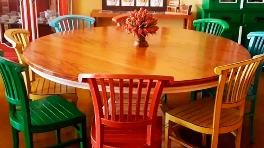 45 – Mesa redonda diâmetro 1,80 m pé central em laca branca