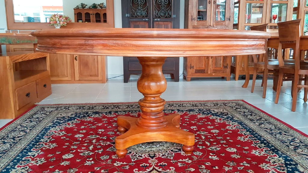 47 – Mesa redonda 1,50 diâmetro pé torneado