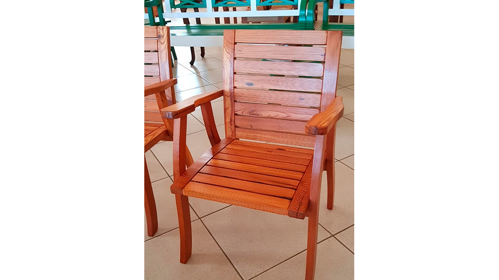 51 – Cadeira de braços, sarrafeado horizontal