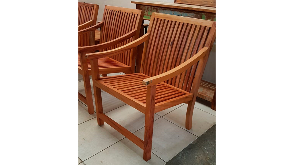 52 – Cadeira com branços modelo Demoiselle