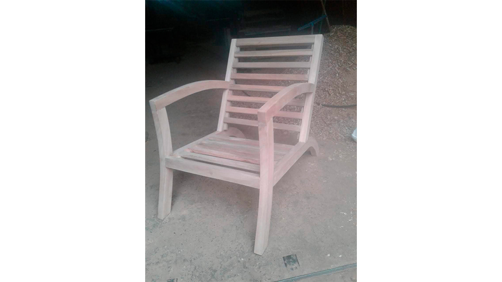 53 – Cadeira com braços modelo Retrô pintura em Laca