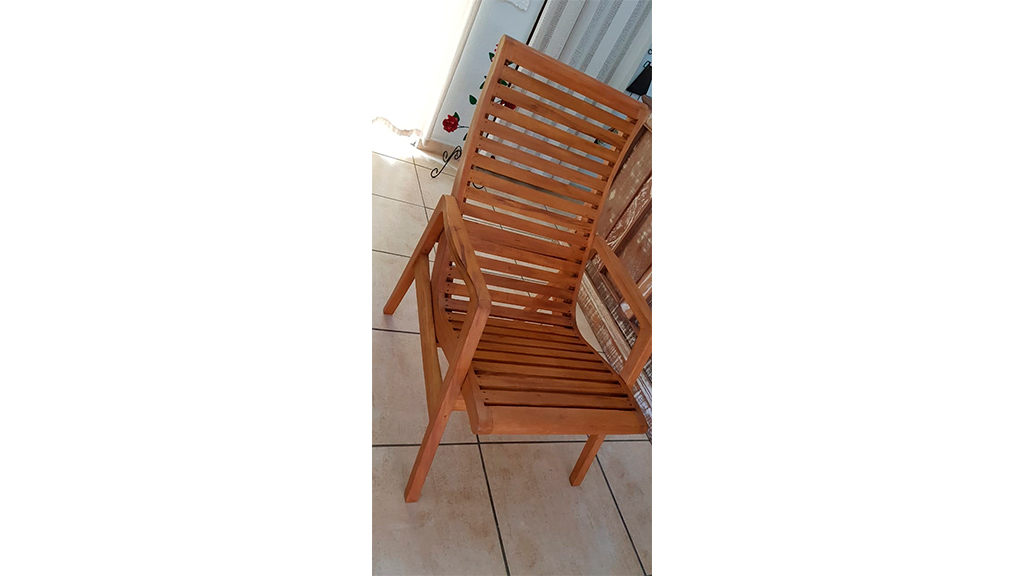 54 – Poltrona de braços, modelo ripado