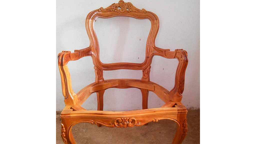 58 – Poltrona entalhada modelo Império