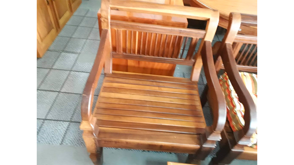 60 – Poltrona modelo Palitado – madeira escura Imbuia