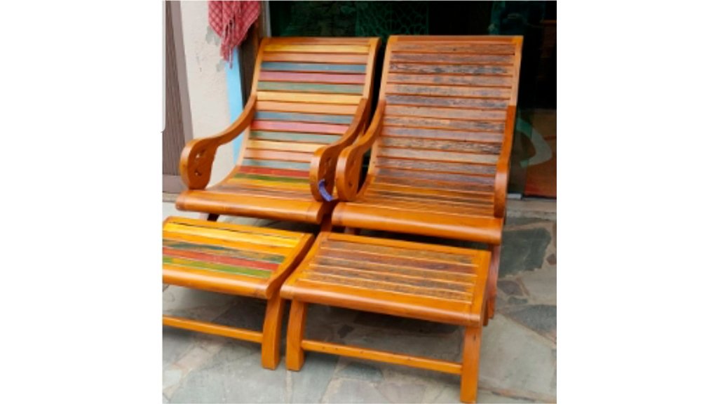 61 – Cadeira modelo “Tira Botas”