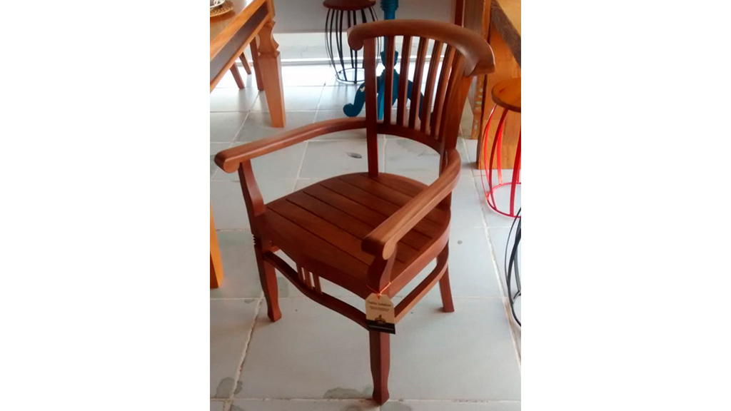 63 – Cadeira de braços modelo Bali – em vinhático