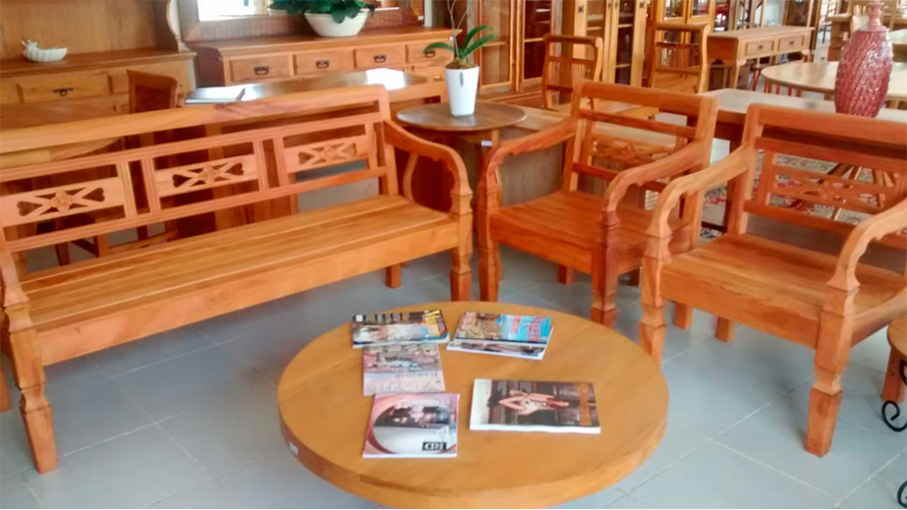 Jogo de Bancos com trabalho de recorte no encosto