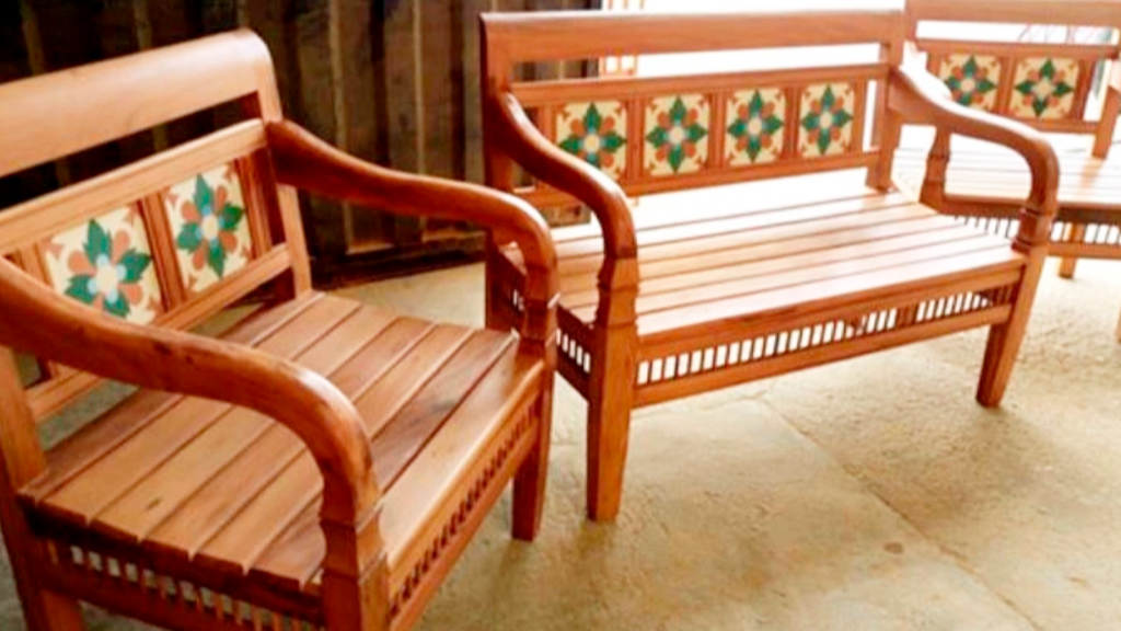 71 – Jogo de Bancos com ladrilhos e detalhes palitados