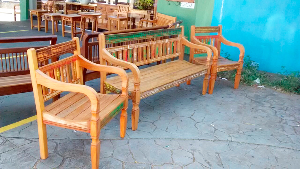 78 – Jogo de Bancos 3 peças encosto ripado com pátina