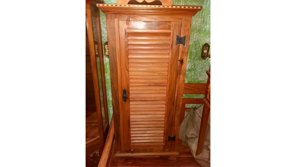 91 – Sapateira porta veneziana