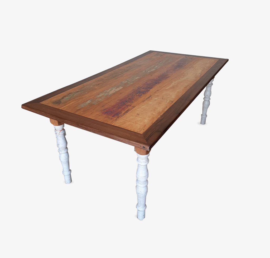 Mesa com pés torneados